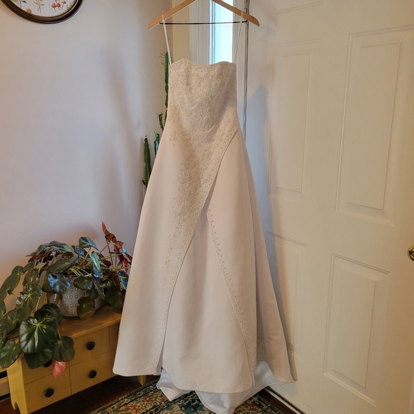David's Bridal Dresses & Skirts - NWT David's Bridal Michaelangelo Strapless Beaded White Wedding Dress, Size 4